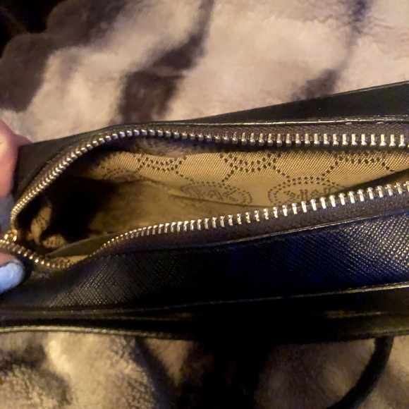 Micheal kors mini crossbody purse - Picture 2 of 3